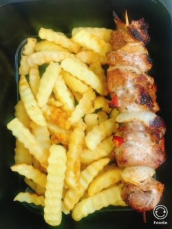 Frigăruie de pui la grătar cu cartofi prăjiți și salată de varză image