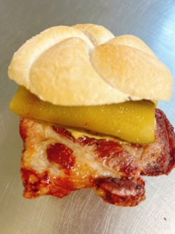 sandwich cu ceafa de porc si castravete murat 150 gr image