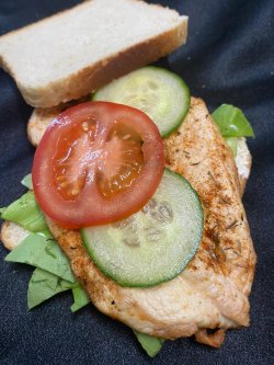 Sandwich cu grill de pui image