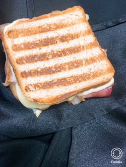 Sandwich toast cald cu bacon si cascaval image