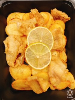 Fish & chips cu sos de maioneză și usturoi image