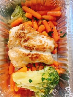 Meniu KIDS Healthy ( sote , salată roșii cu castraveți, iaurt natural, suc Teddy cutie) image