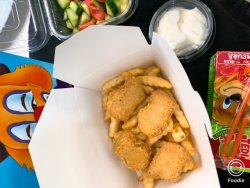 Meniu KIDS nuggets de pui ( nuggets de pui, cartofi prăjiți, salată roșii cu castraveți, sos maioneză cu usturoi, suc Teddy cutie)  image
