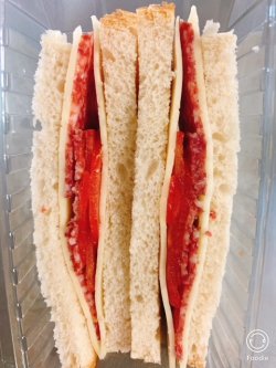 Sandwich cu salam uscat tip sibiu, cașcaval și roșii image