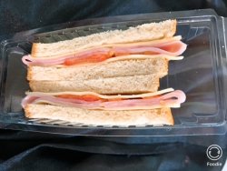 Sandwich cu șuncă praga, cașcaval și roșii image