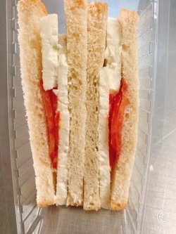 Sandwich cu brânză și roșii image