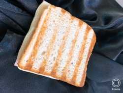 Sandwich toast cald cu șuncă praga și cașcaval image