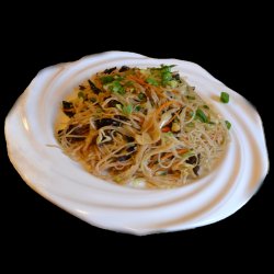Spaghete de orez cu carne de pui image