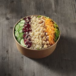 Salată quinoa cu alune, semințe floarea soarelui și merișoare image