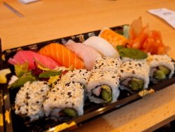 50% reducere: Sushi combination Nami (13piese) image