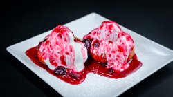 Papanași cu smântână și dulceață image