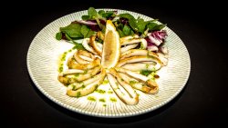 Calamari grill cu mix de salată și sos salsa verde image