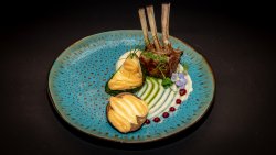 Cotlet de berbecuț (Irlanda) la grătar,piure de țelină,vânătă și dovlecel gratinate image