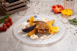 Confit de rață cu cremă de conopidă, nuci, semințe de pin și mix de cartofi image