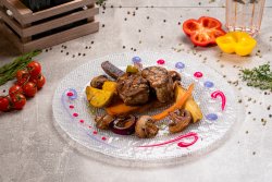 Muschiuleț de porc la grătar cu cartofi confiați și ciuperci caramelizate image