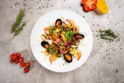 Salată cu fructe de mare image
