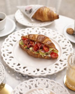 Croissant prosciutto crudo image