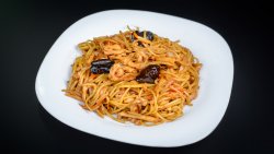 Spaghete cu pui și legume image
