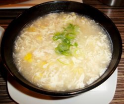 Supă chinezească cu pui și porumb image