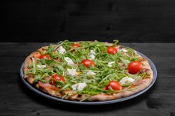 Pizza con bufala e speck image