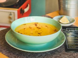 Supă cremă de linte roșie cu dovleac și tarhon image