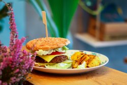 Burger vegan și cartofi cu rozmarin image