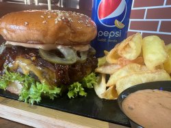 30% reducere: Big Angus burger + cartofi + sos + răcoritoare la alegere image