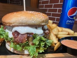 30% reducere: Butter burger + cartofi + sos + răcoritoare la alegere image