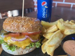 20% reducere: Cheesy burger + cartofi + sos + răcoritoare la alegere image