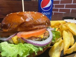 Chicken burger + Cartofi dpper + Sos + Doza pepsi image