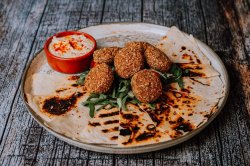Falafel cu Hummus și pâine wrap image