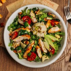 Salată cu pui rumenit, avocado și gorgonzola image
