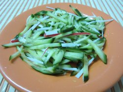 Salată castraveți cu surimi image