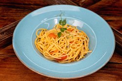 Spaghette cu roșii proaspete și busuioc image