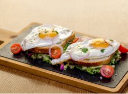 Ouă ochiuri pe pat de salată și pâine image