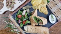 Sandwich frigarui de pui mic + Cartofi chips + Salata+ Apa plata image