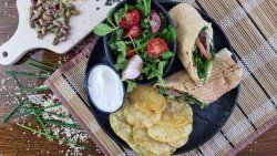 Sandwich Kebab mic + Cartofi chips + Salata + Apa plata image