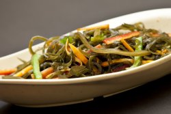 Salată de alge cu usturoi image