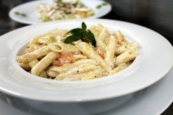Penne con gamberi e zucchini image