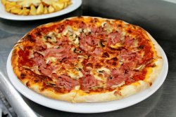 Pizza Prosciutto E Funghi image