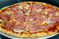 Pizza Prosciutto E Salami image