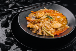 Noodles cu pui si arahide image