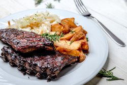 Scaricică de porc cu sos barbeque si cartofi wedges image