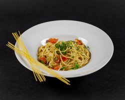 Spaghete cu usturoi, ulei de măsline și ardei iute image