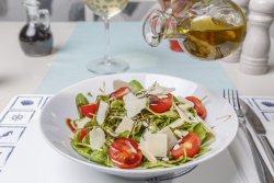 Salată de rucola și parmezan image