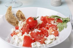 Salată de roșii cu brânză feta image