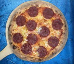 Pizza Salami, aglio e taleggio image