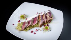 Tataki de ton pe pat de guacamole image