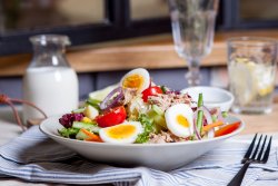 Salată cu ton cu ou image