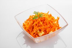 Salată picantă de morcovi image